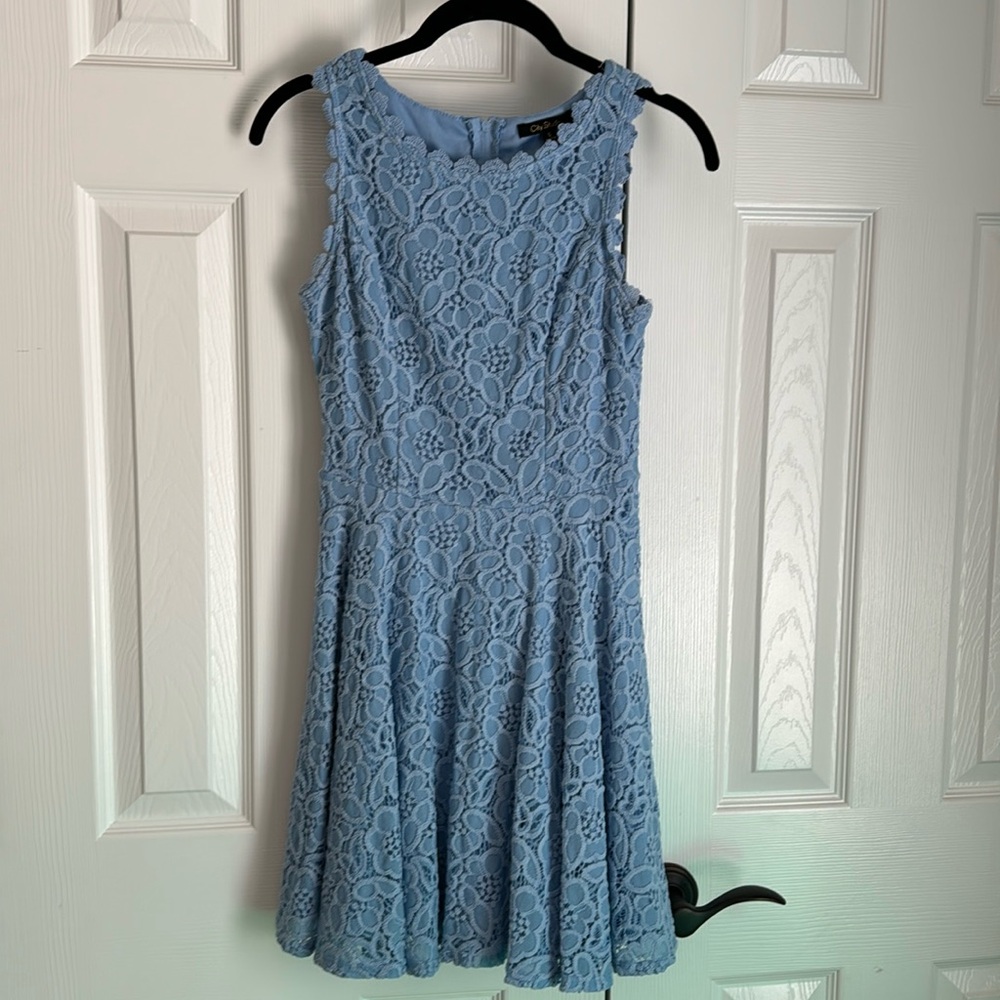 Juniors laced sleeveless dress in size 5. Great condition. Perfect for events.